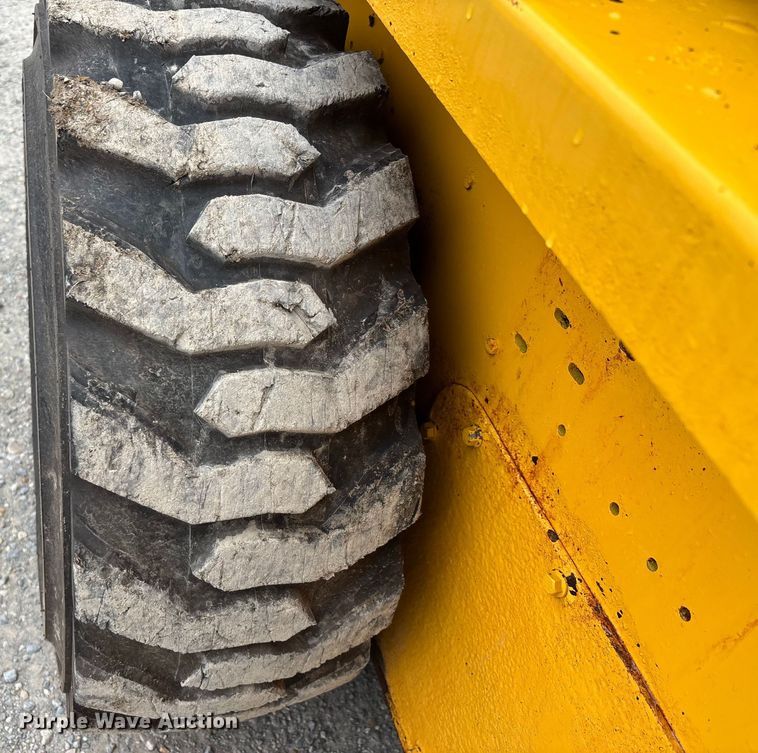 image for item DW7247 2008 Gehl 6640E skid steer loader