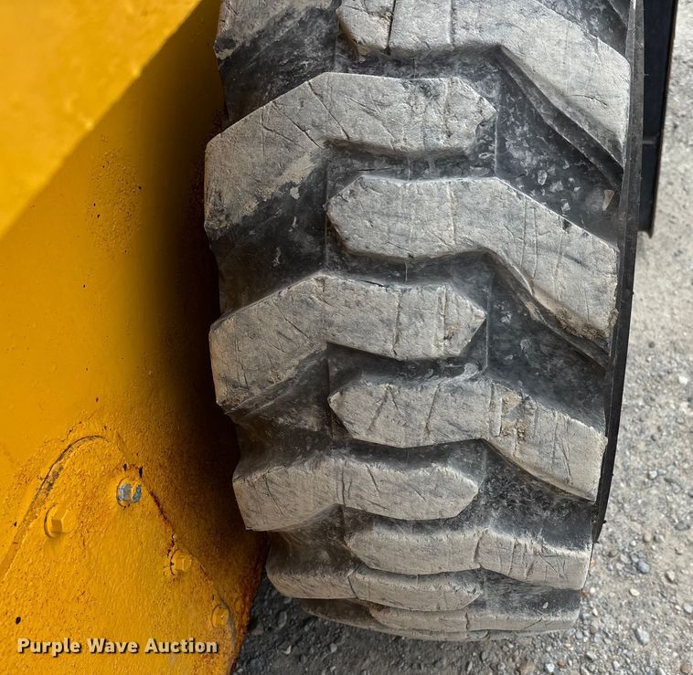 image for item DW7247 2008 Gehl 6640E skid steer loader