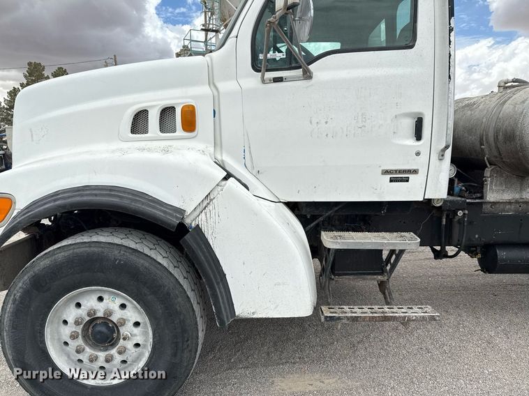 image for item DX5590 1998 Ford LT9511 ready mix truck