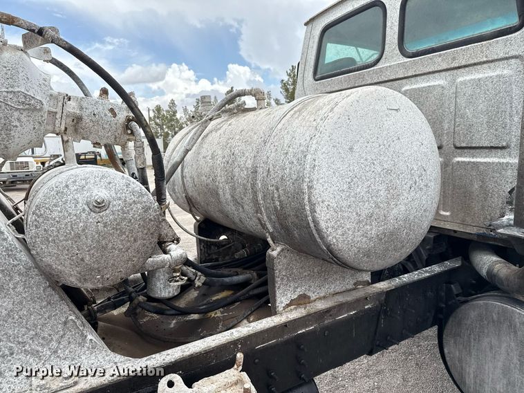 image for item DX5590 1998 Ford LT9511 ready mix truck