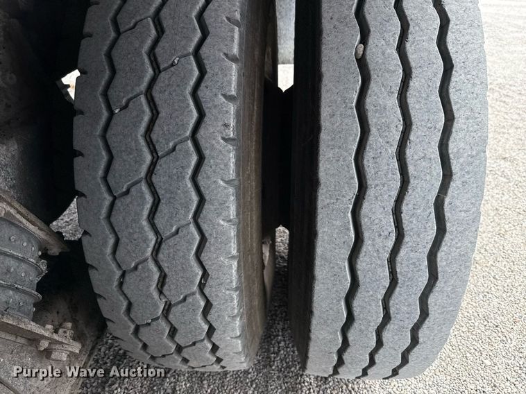 image for item DX5590 1998 Ford LT9511 ready mix truck