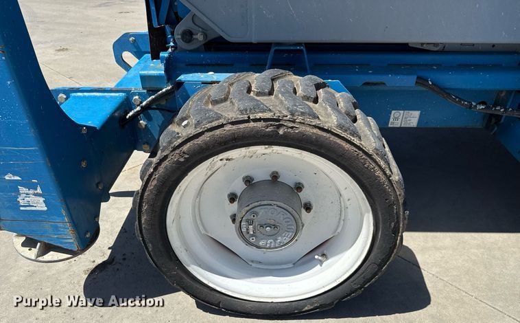 image for item DX5674 2013 Genie GS-4390 scissor lift