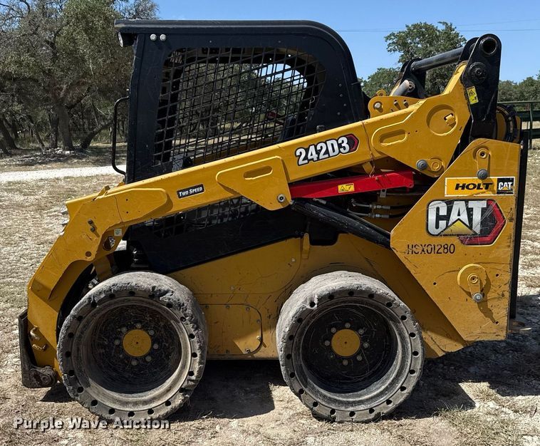 image for item DX5692 2020 Caterpillar 242D3 skid steer loader
