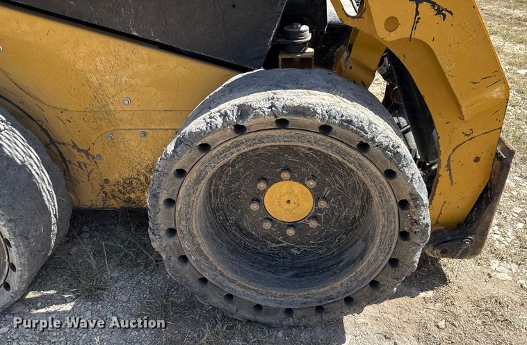 image for item DX5692 2020 Caterpillar 242D3 skid steer loader