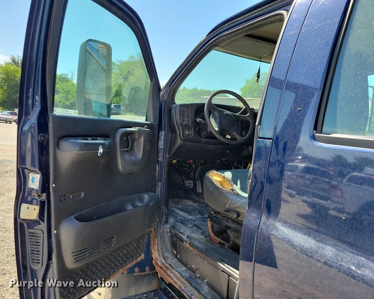 image for item DX7126 2005 Chevrolet C4500 Crew Cab dump truck