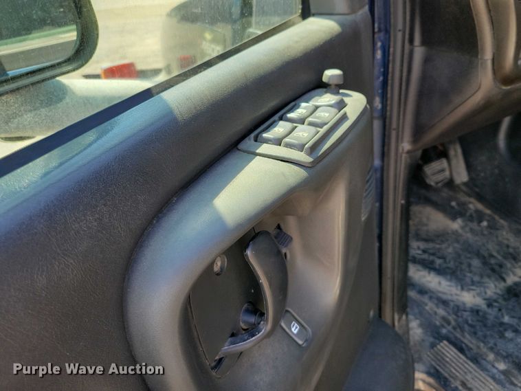 image for item DX7126 2005 Chevrolet C4500 Crew Cab dump truck