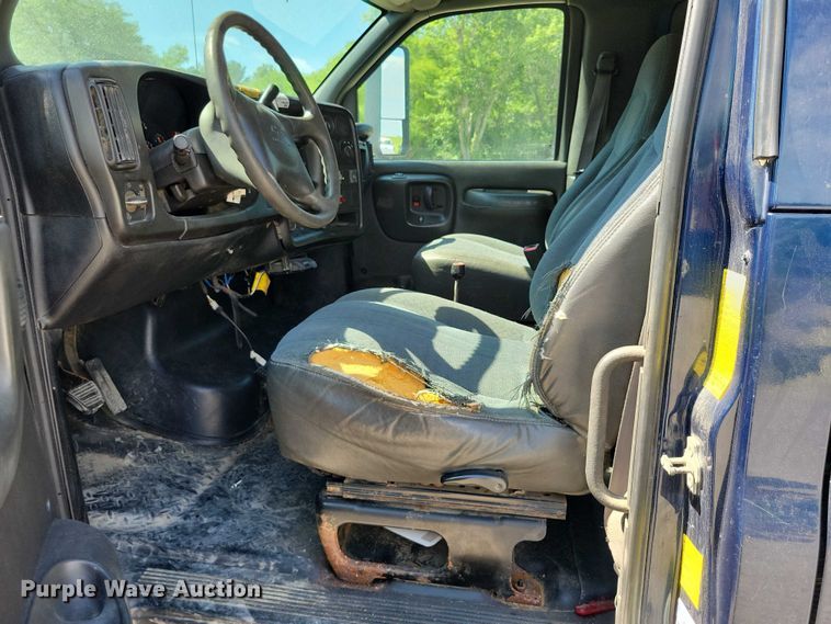 image for item DX7126 2005 Chevrolet C4500 Crew Cab dump truck