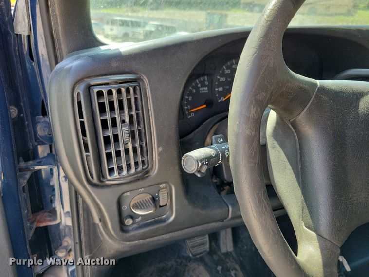 image for item DX7126 2005 Chevrolet C4500 Crew Cab dump truck