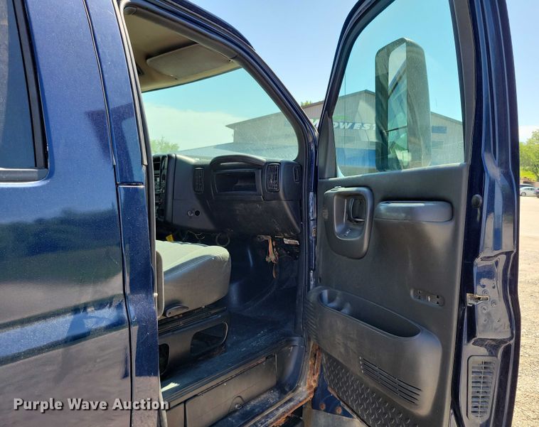 image for item DX7126 2005 Chevrolet C4500 Crew Cab dump truck