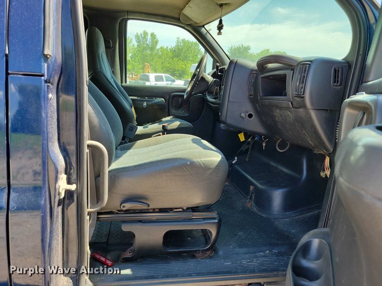 image for item DX7126 2005 Chevrolet C4500 Crew Cab dump truck