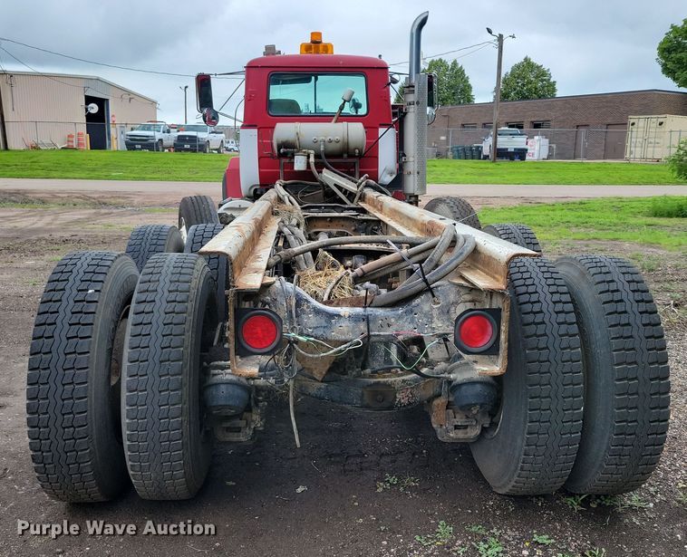 image for item DX7186 1995 Mack RD690S truck cab and chassis