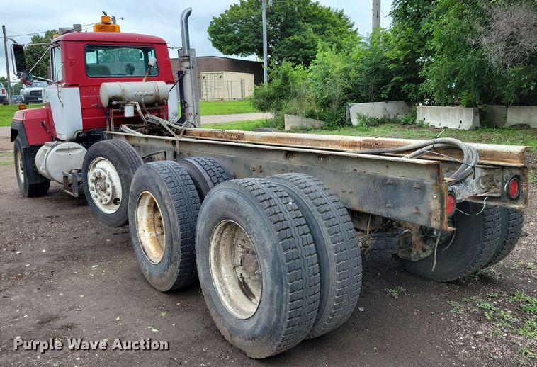image for item DX7186 1995 Mack RD690S truck cab and chassis
