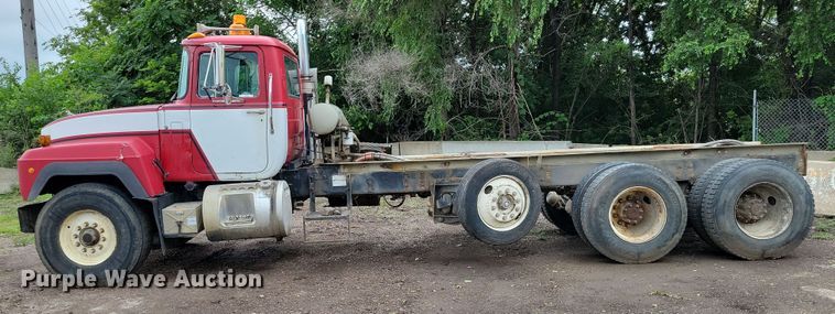 image for item DX7186 1995 Mack RD690S truck cab and chassis