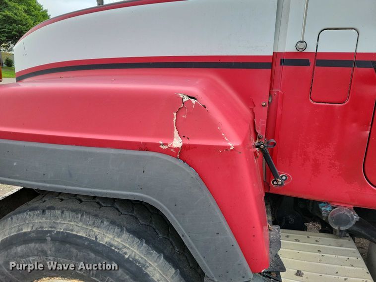 image for item DX7186 1995 Mack RD690S truck cab and chassis