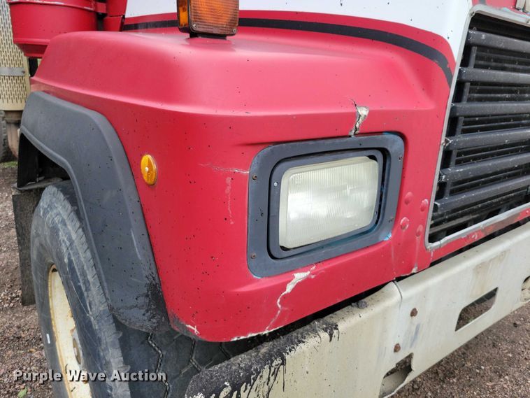 image for item DX7186 1995 Mack RD690S truck cab and chassis