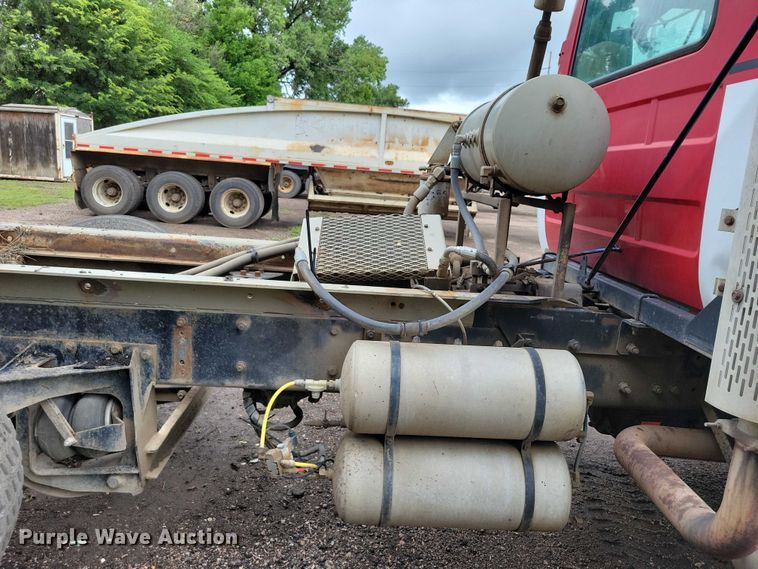 image for item DX7186 1995 Mack RD690S truck cab and chassis