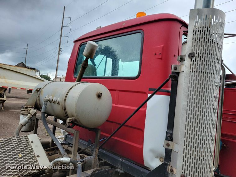 image for item DX7186 1995 Mack RD690S truck cab and chassis