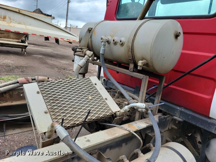 image for item DX7186 1995 Mack RD690S truck cab and chassis