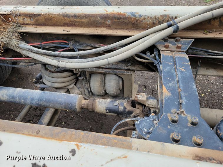 image for item DX7186 1995 Mack RD690S truck cab and chassis