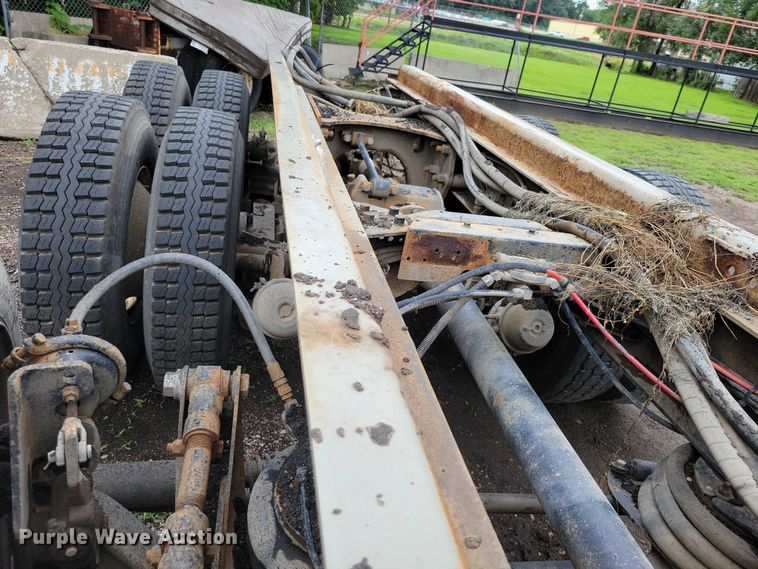 image for item DX7186 1995 Mack RD690S truck cab and chassis