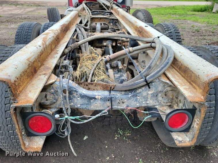 image for item DX7186 1995 Mack RD690S truck cab and chassis