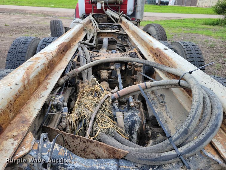 image for item DX7186 1995 Mack RD690S truck cab and chassis