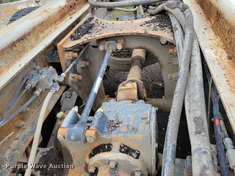 image for item DX7186 1995 Mack RD690S truck cab and chassis