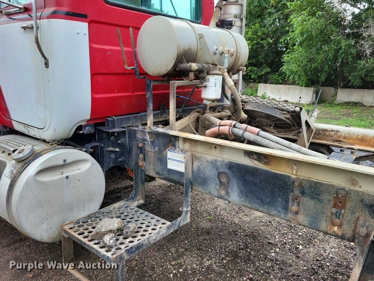 image for item DX7186 1995 Mack RD690S truck cab and chassis