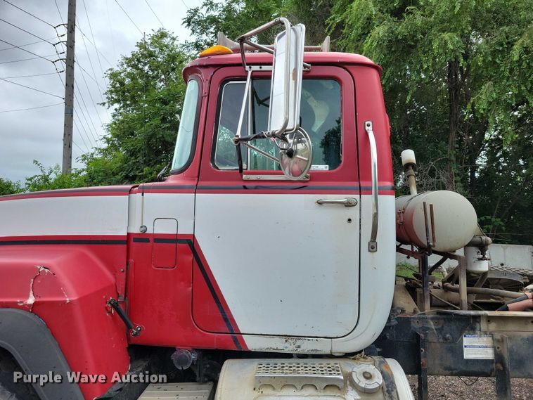 image for item DX7186 1995 Mack RD690S truck cab and chassis