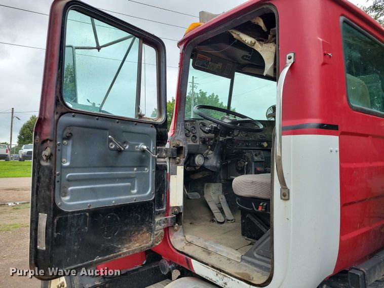 image for item DX7186 1995 Mack RD690S truck cab and chassis