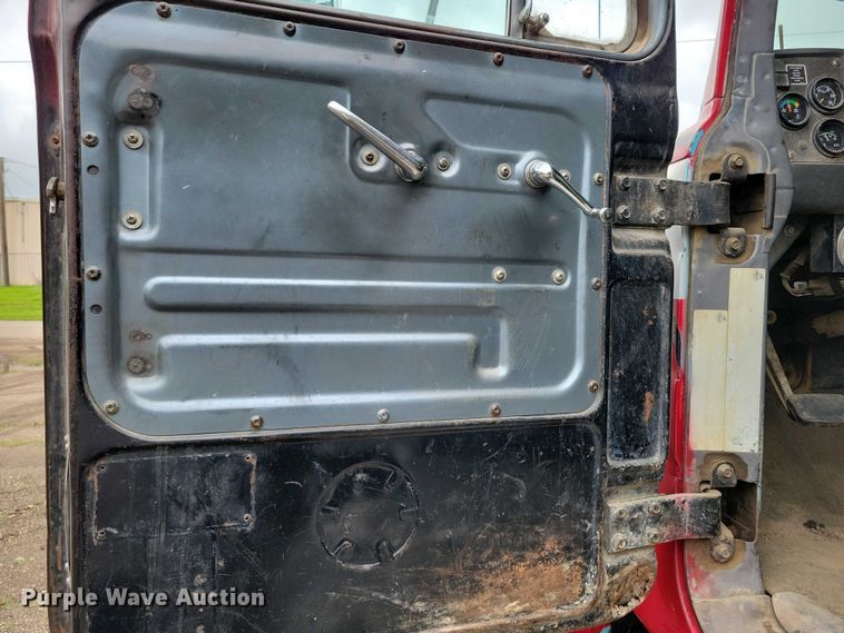 image for item DX7186 1995 Mack RD690S truck cab and chassis