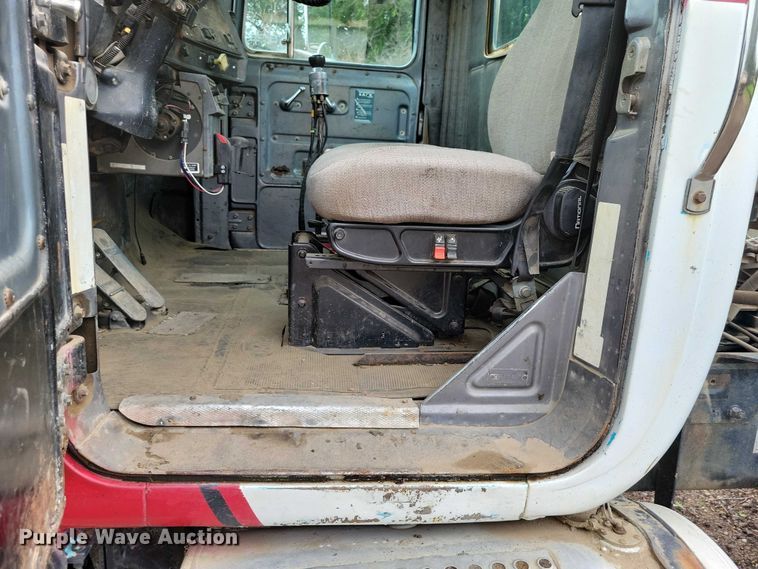 image for item DX7186 1995 Mack RD690S truck cab and chassis