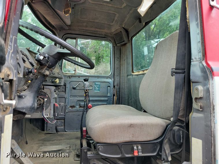 image for item DX7186 1995 Mack RD690S truck cab and chassis