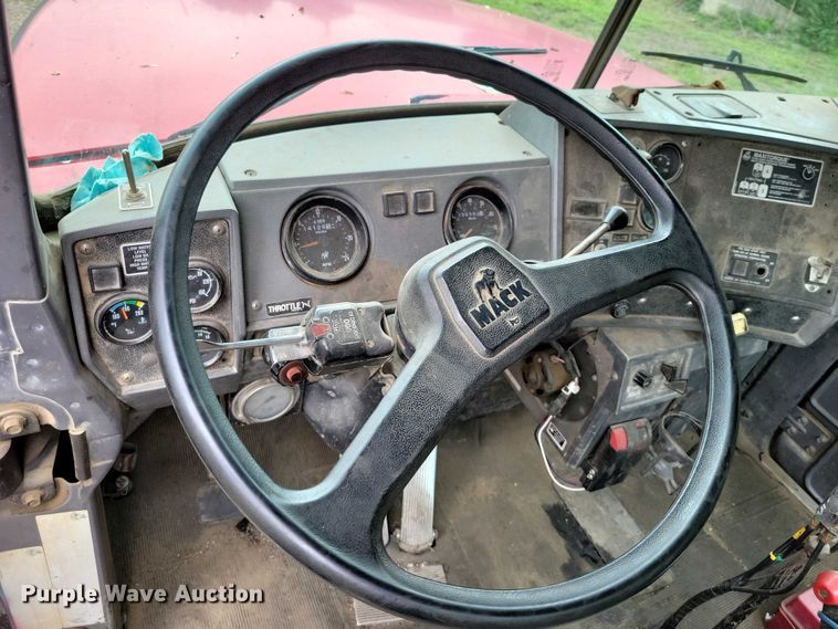 image for item DX7186 1995 Mack RD690S truck cab and chassis