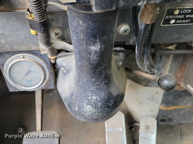 image for item DX7186 1995 Mack RD690S truck cab and chassis