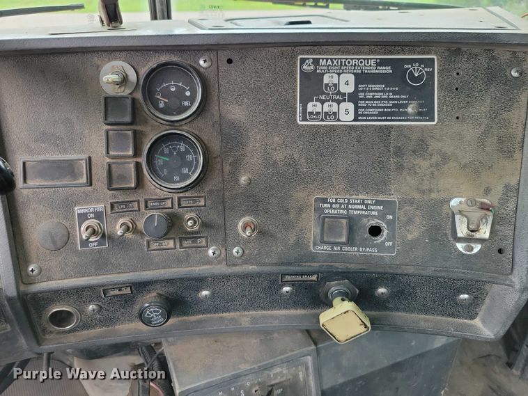 image for item DX7186 1995 Mack RD690S truck cab and chassis