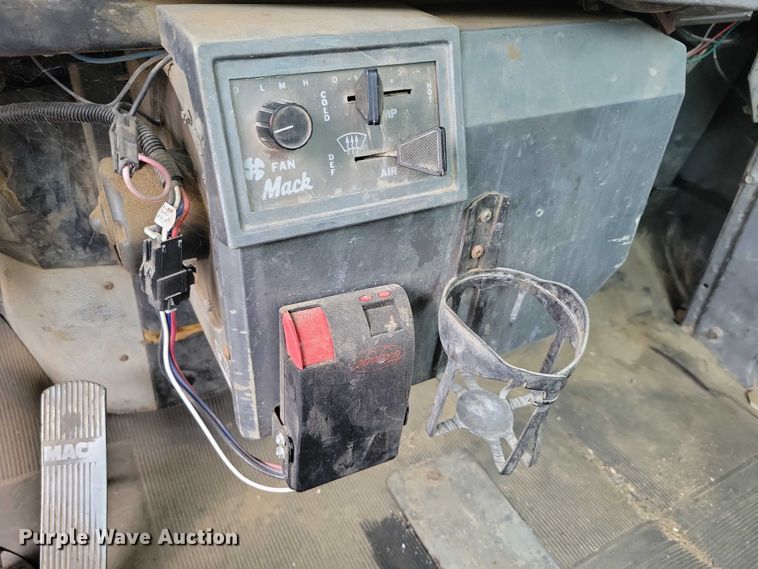 image for item DX7186 1995 Mack RD690S truck cab and chassis