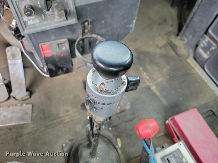 image for item DX7186 1995 Mack RD690S truck cab and chassis