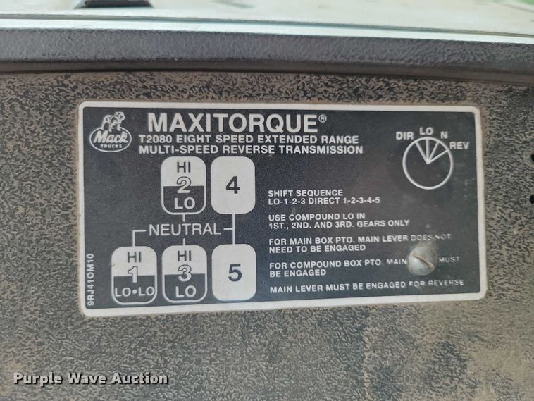 image for item DX7186 1995 Mack RD690S truck cab and chassis