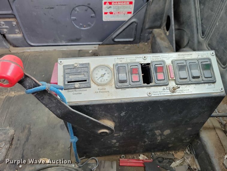 image for item DX7186 1995 Mack RD690S truck cab and chassis