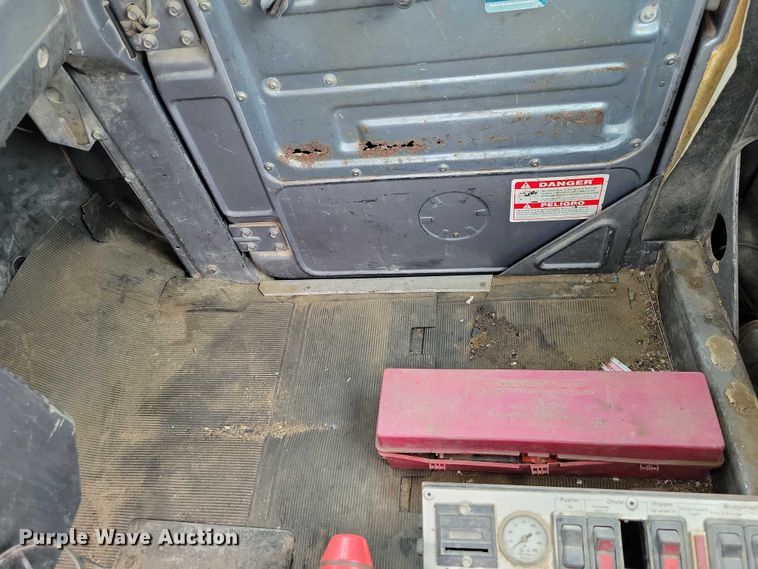 image for item DX7186 1995 Mack RD690S truck cab and chassis