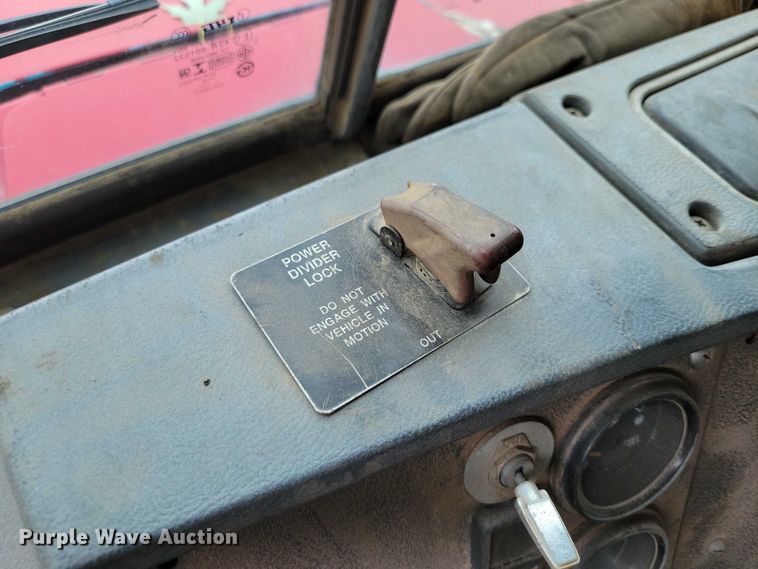 image for item DX7186 1995 Mack RD690S truck cab and chassis