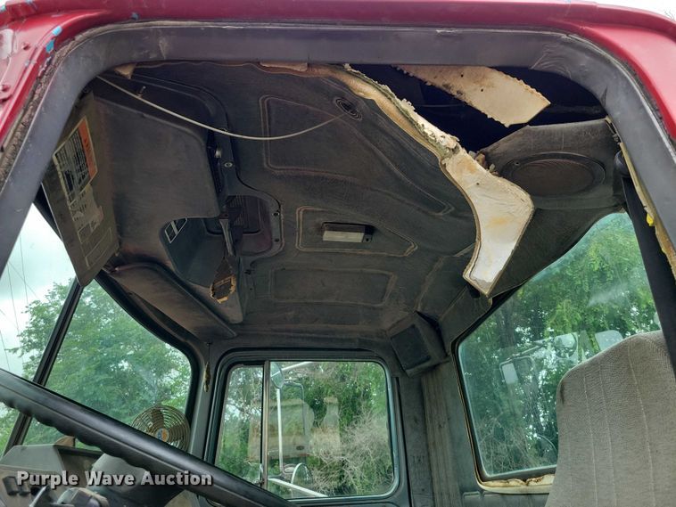 image for item DX7186 1995 Mack RD690S truck cab and chassis