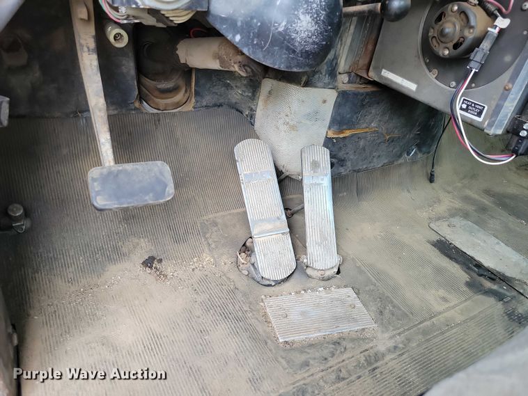 image for item DX7186 1995 Mack RD690S truck cab and chassis