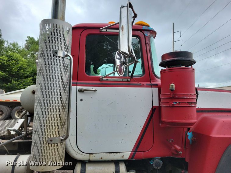 image for item DX7186 1995 Mack RD690S truck cab and chassis