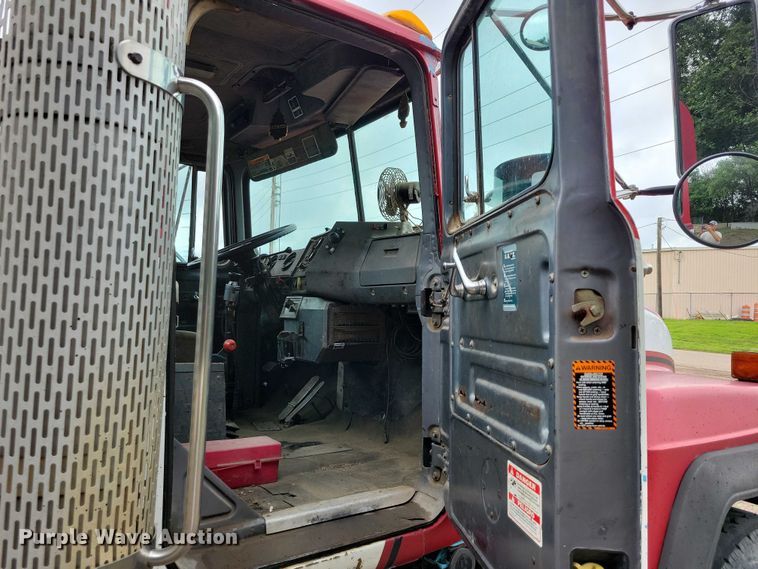 image for item DX7186 1995 Mack RD690S truck cab and chassis