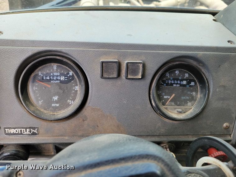 image for item DX7186 1995 Mack RD690S truck cab and chassis