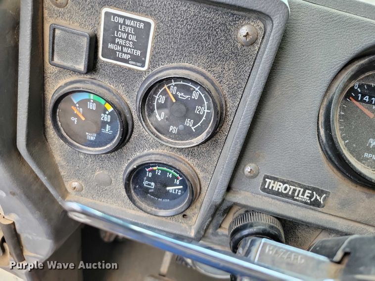 image for item DX7186 1995 Mack RD690S truck cab and chassis