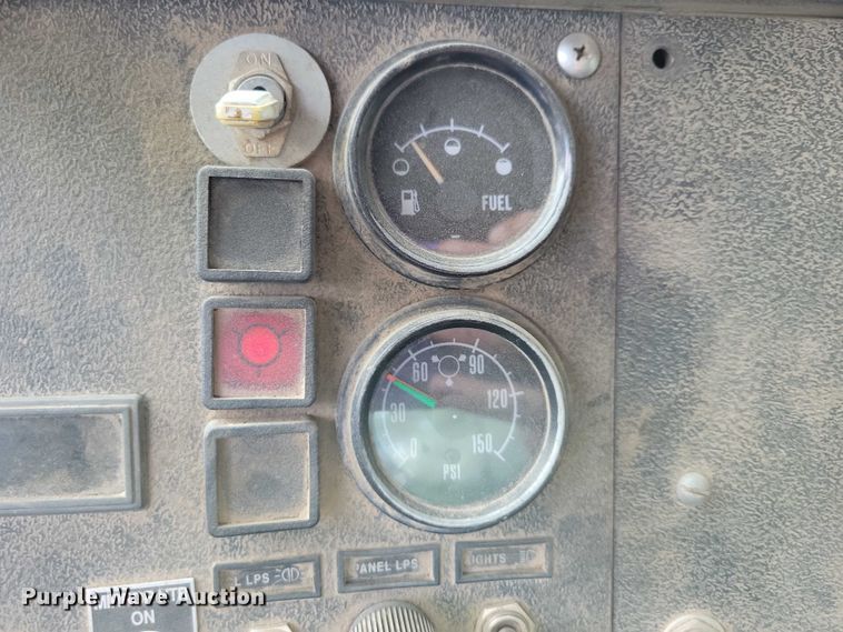 image for item DX7186 1995 Mack RD690S truck cab and chassis