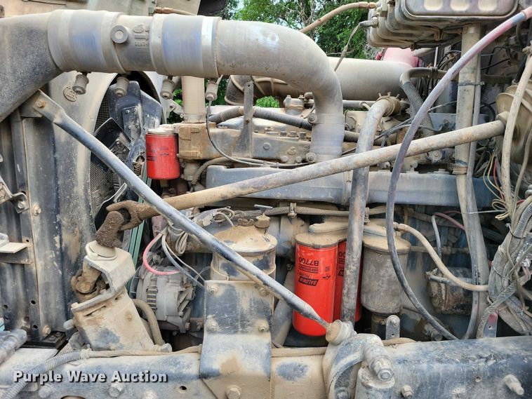 image for item DX7186 1995 Mack RD690S truck cab and chassis